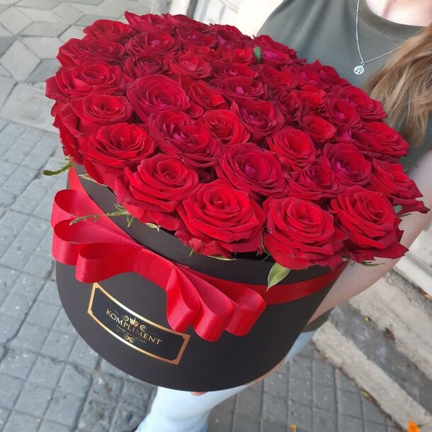 Красная роза в коробке, артикул F1323616 - 9625 рублей, доставка по городу. Flawery - доставка цветов