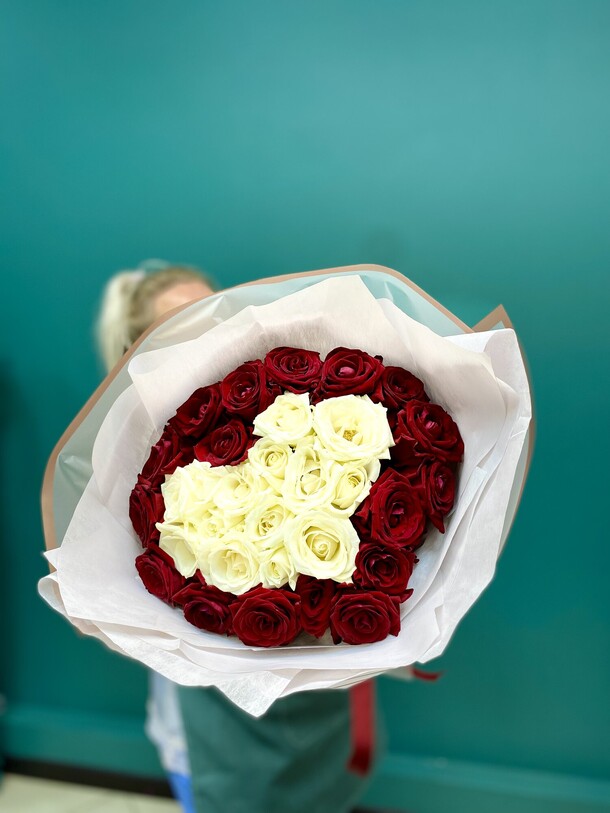 Букет сердце из роз, артикул F1326025 - 9240 рублей, доставка по городу. Flawery - доставка цветов