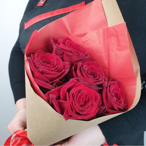 5 красных роз, артикул F1327613 - 1870 рублей, доставка по городу. Flawery - доставка цветов