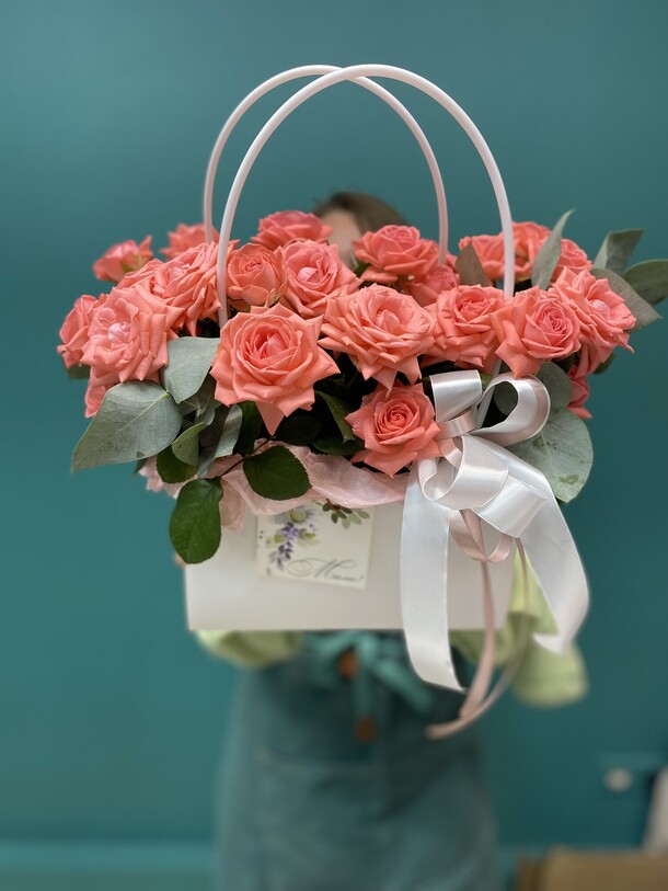 Корзина с розами, артикул F1329703 - 2850 рублей, доставка по городу. Flawery - доставка цветов