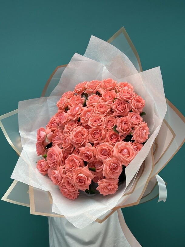 Букет из кустовой розы, артикул F1330899 - 6589 рублей, доставка по городу. Flawery - доставка цветов