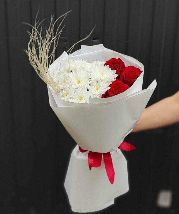 Букет из хризантем и роз, артикул F1338085 - 2530 рублей, доставка по городу. Flawery - доставка цветов