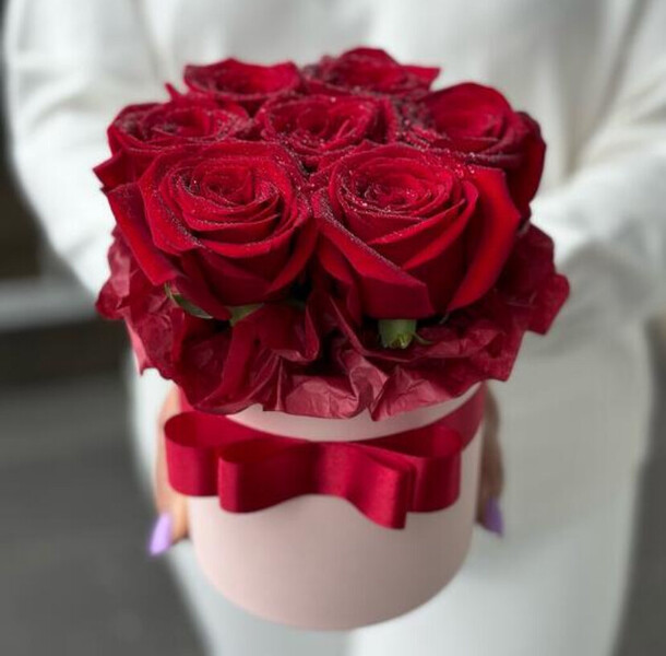 Розы в коробке, артикул F1340011 - 3245 рублей, доставка по городу. Flawery - доставка цветов