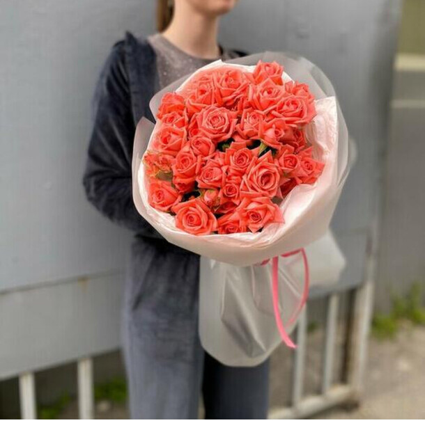 Кустовая роза букет, артикул F1358860 - 3245 рублей, доставка по городу. Flawery - доставка цветов