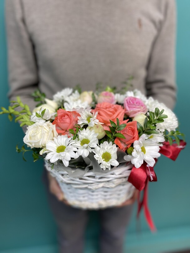 Цветы в корзине, артикул F1368761 - 4235 рублей, доставка по городу. Flawery - доставка цветов
