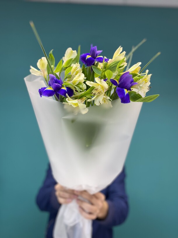 Ирисы с альстромерией  букет, артикул F1388535 - 2750 рублей, доставка по городу. Flawery - доставка цветов