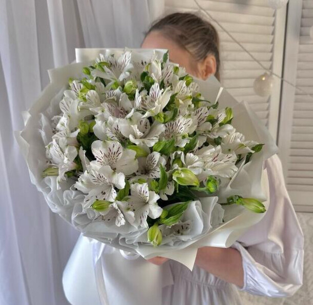 Белая альстромения букет, артикул F1399481 - 3850 рублей, доставка по городу. Flawery - доставка цветов