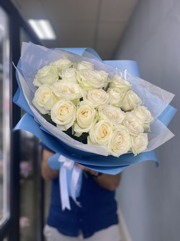 Белая роза букет, артикул F1433758 - 4950 рублей, доставка по городу. Flawery - доставка цветов