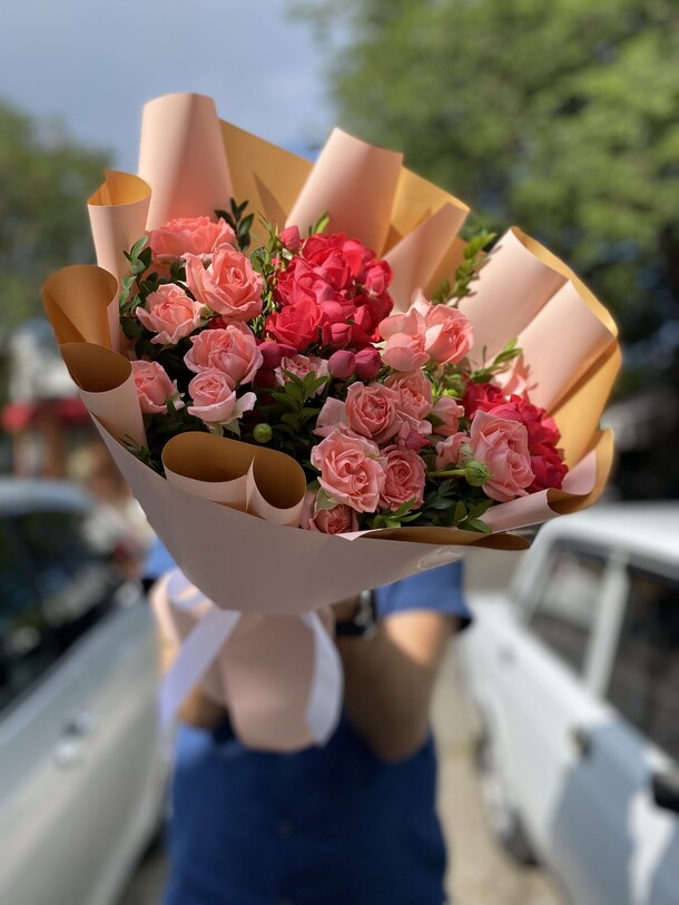 Кустовая роза букет, артикул F1433760 - 2950 рублей, доставка по городу. Flawery - доставка цветов