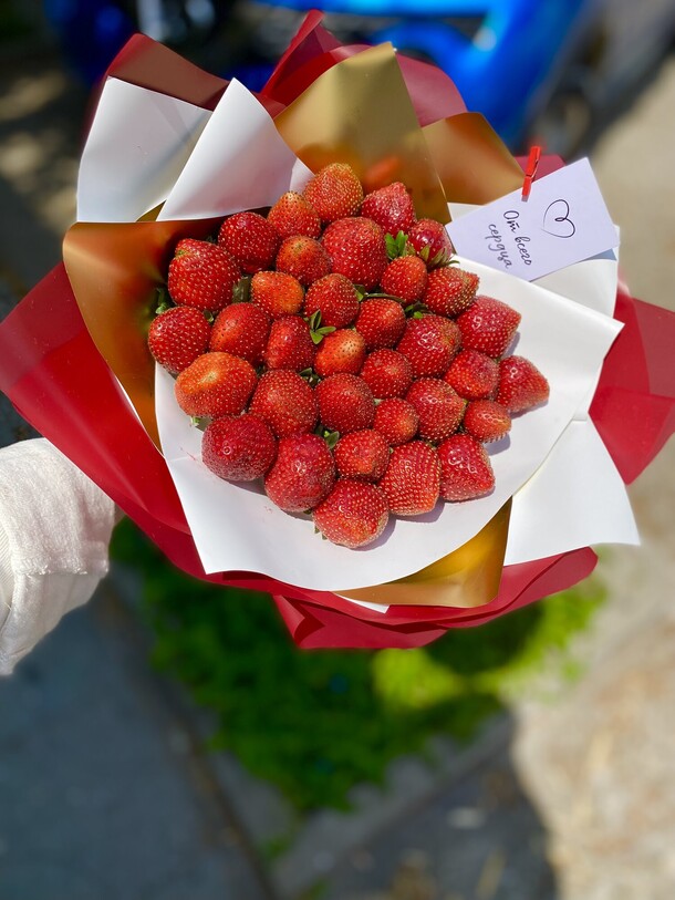 Клубника в дизайнерской упаковке, артикул F1433766 - 4070 рублей, доставка по городу. Flawery - доставка цветов