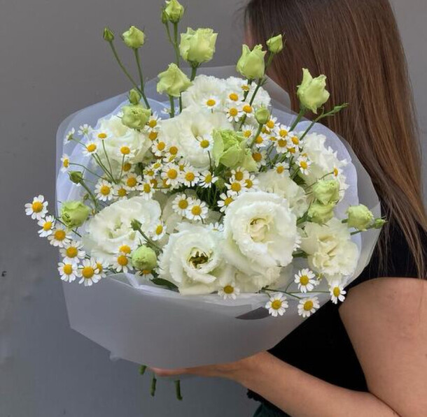 Нежный букет из эустосы и ромашки, артикул F1433771 - 4500 рублей, доставка по городу. Flawery - доставка цветов