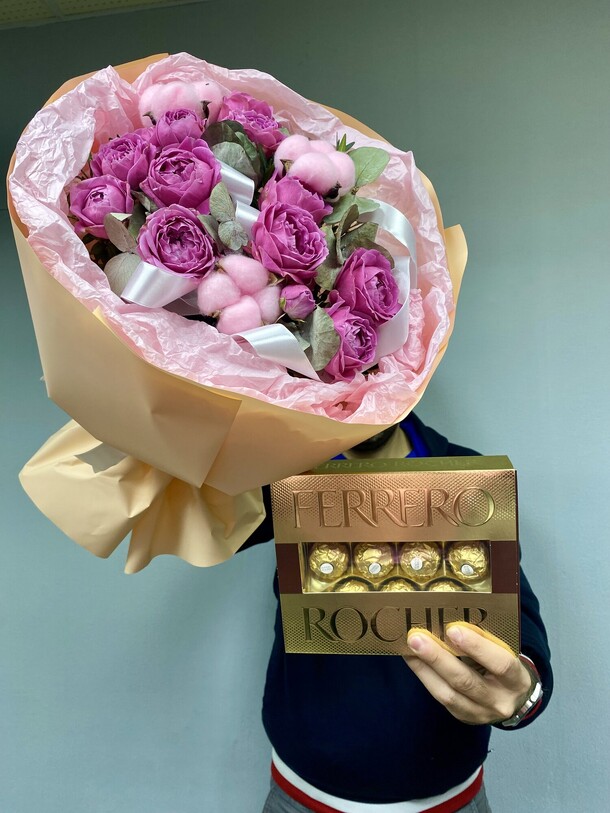 Набор букет цветов с конфетами, артикул F1491685 - 5170 рублей, доставка по городу. Flawery - доставка цветов