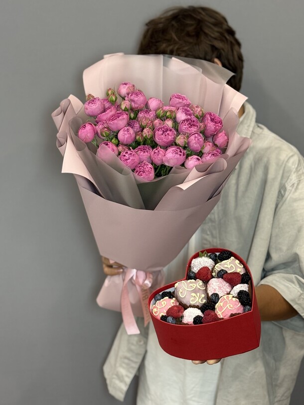 Клубника в шоколаде с пионовидной розой комбо 10, артикул F1448449 - 9922 рублей, доставка по городу. Flawery - доставка цветов
