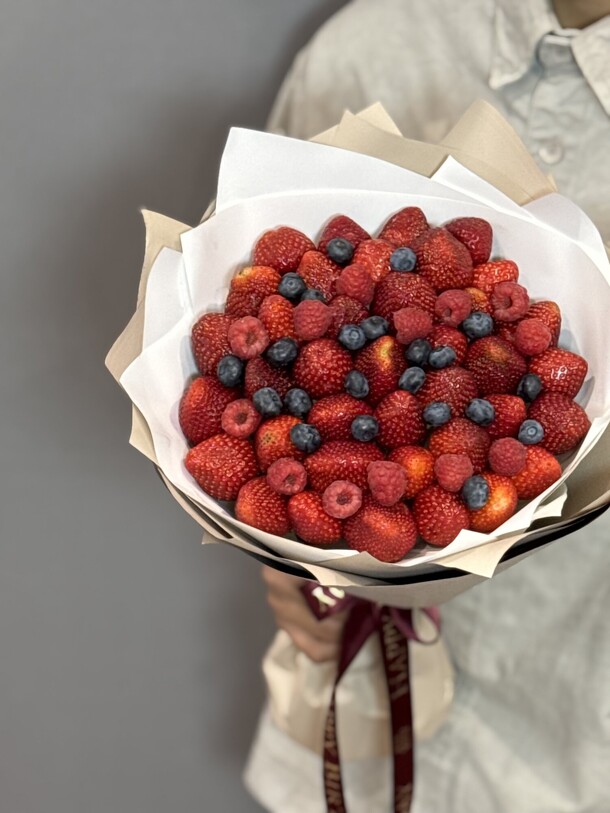 Букет из отборных ягод клубники голубики малины, артикул F1462575 - 5445 рублей, доставка по городу. Flawery - доставка цветов
