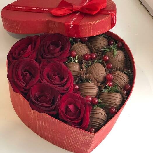 Клубника в шоколаде с розами, артикул F1475341 - 6292 рублей, доставка по городу. Flawery - доставка цветов