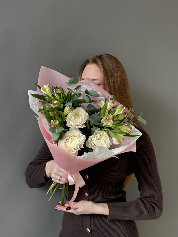 Букет из ранункулюсов и альстромерии, артикул F1402268 - 4345 рублей, доставка по городу. Flawery - доставка цветов