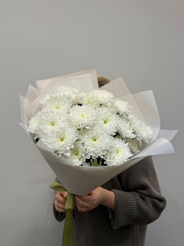 Букет белый из хризантем алтай, артикул F1402300 - 3179 рублей, доставка по городу. Flawery - доставка цветов