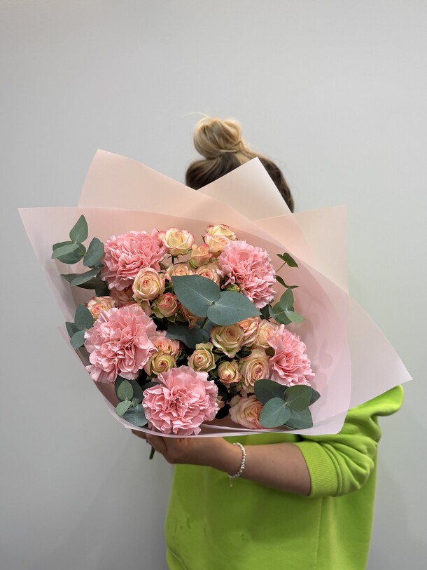 Букет из кустовой розы и диантусов, артикул F1436049 - 3990 рублей, доставка по городу. Flawery - доставка цветов