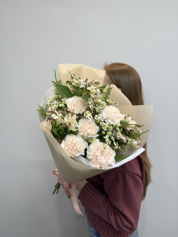 Букет из ромашки, диантусов и альстромерии, артикул F1436350 - 3465 рублей, доставка по городу. Flawery - доставка цветов