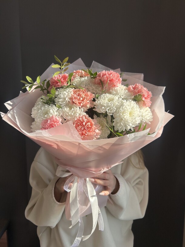 Букет с хризантемой и диантусов, артикул F1394994 - 6500 рублей, доставка по городу. Flawery - доставка цветов