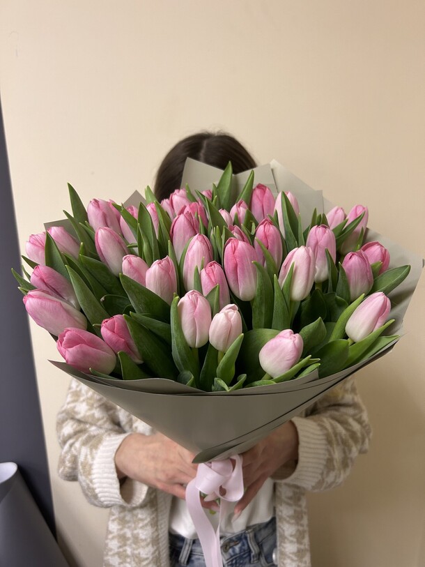 Букет из 39 розовых тюльпанов, артикул F1394996 - 13000 рублей, доставка по городу. Flawery - доставка цветов