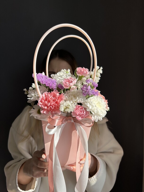 Композиция в сумке с хризантемой, диантусами, статицей, артикул F1394997 - 4500 рублей, доставка по городу. Flawery - доставка цветов