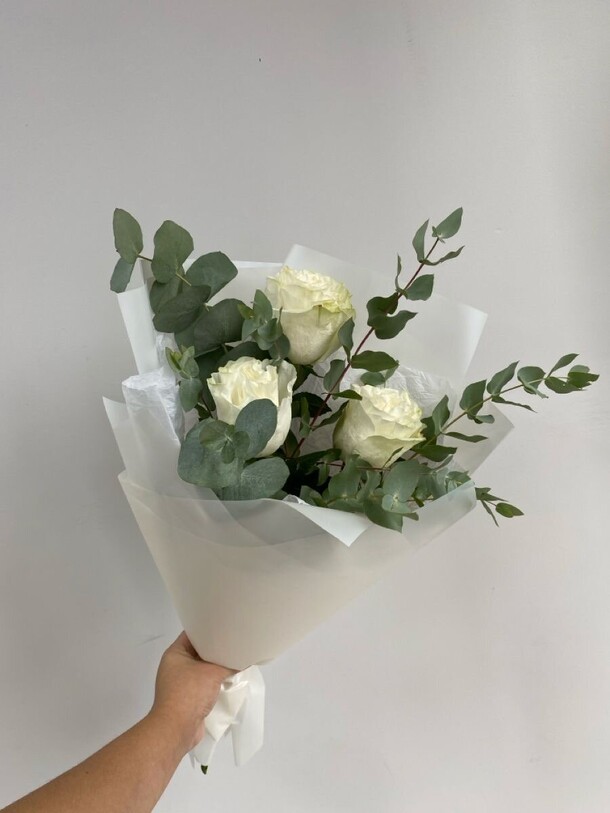 3 розы эвкалипт, артикул F1398796 - 2500 рублей, доставка по городу. Flawery - доставка цветов