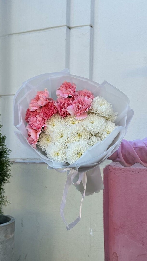 Букет с хризантемой и диантусом, артикул F1395360 - 2600 рублей, доставка по городу. Flawery - доставка цветов