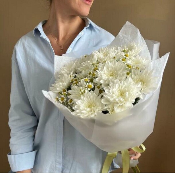 Букет из хризантемы и ромашек, артикул F1395405 - 2450 рублей, доставка по городу. Flawery - доставка цветов