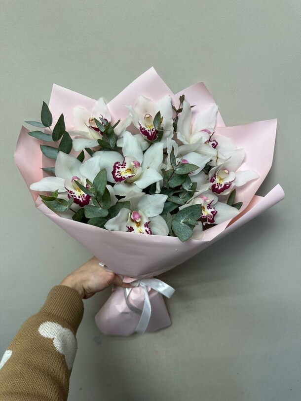 Букет с белыми орхидеями, артикул F1395450 - 4785 рублей, доставка по городу. Flawery - доставка цветов