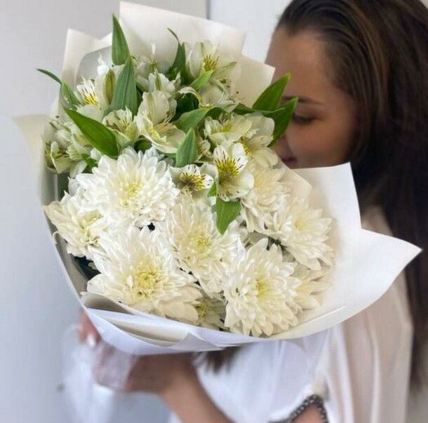 Букет из альстромерии и хризантемы, артикул F1395460 - 1785 рублей, доставка по городу. Flawery - доставка цветов