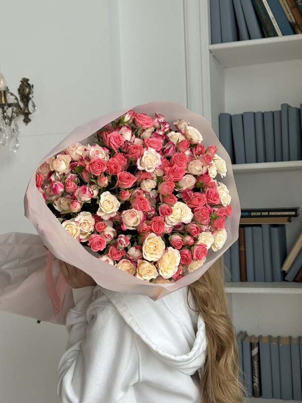 Букет из 35 кустовых роз, артикул F1413652 - 15857 рублей, доставка по городу. Flawery - доставка цветов