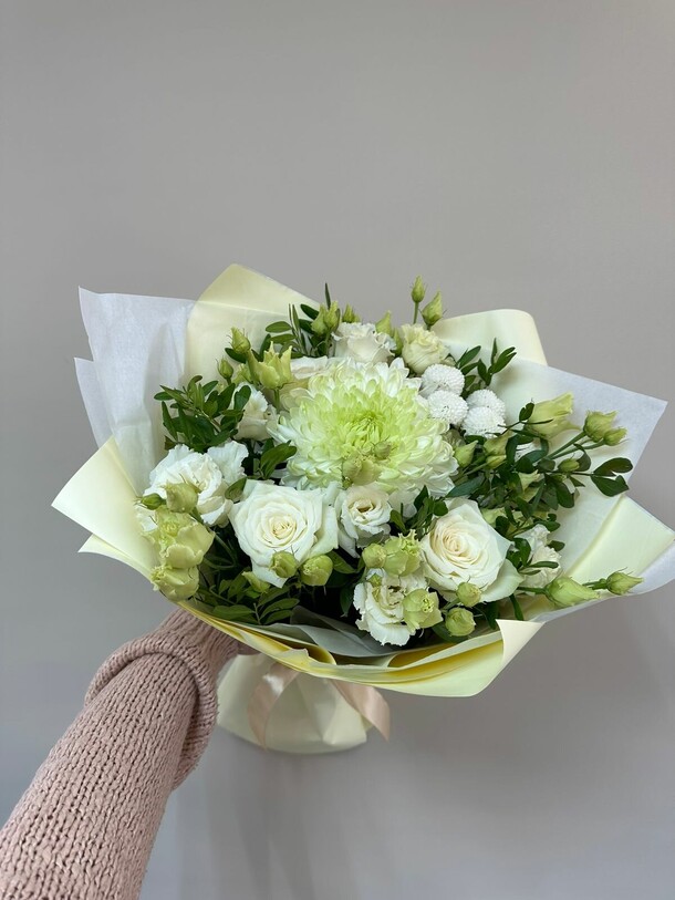 Букет из белой эустомы и белых роз, артикул F1413655 - 3357 рублей, доставка по городу. Flawery - доставка цветов