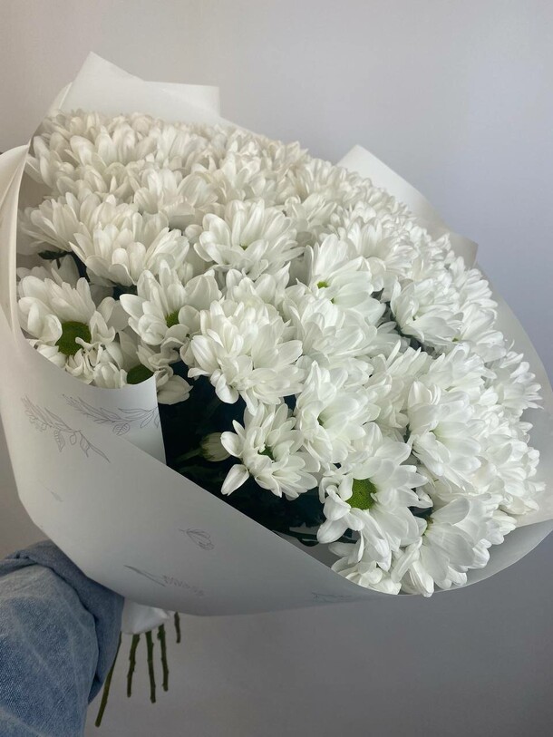 Букет белых ромашек, артикул F1413664 - 3542 рублей, доставка по городу. Flawery - доставка цветов