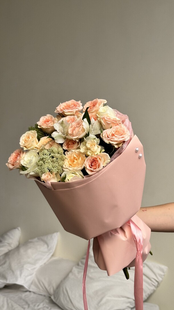 Букет из кремовых кустовых роз, артикул F1413676 - 2842 рублей, доставка по городу. Flawery - доставка цветов