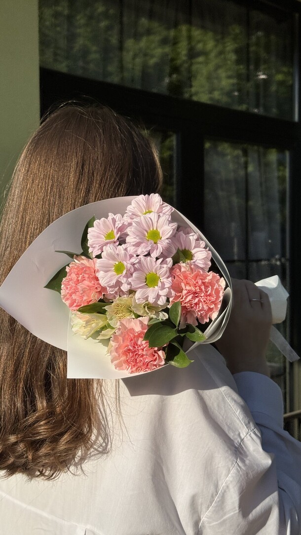 Букет комплимент, артикул F1428703 - 1760 рублей, доставка по городу. Flawery - доставка цветов