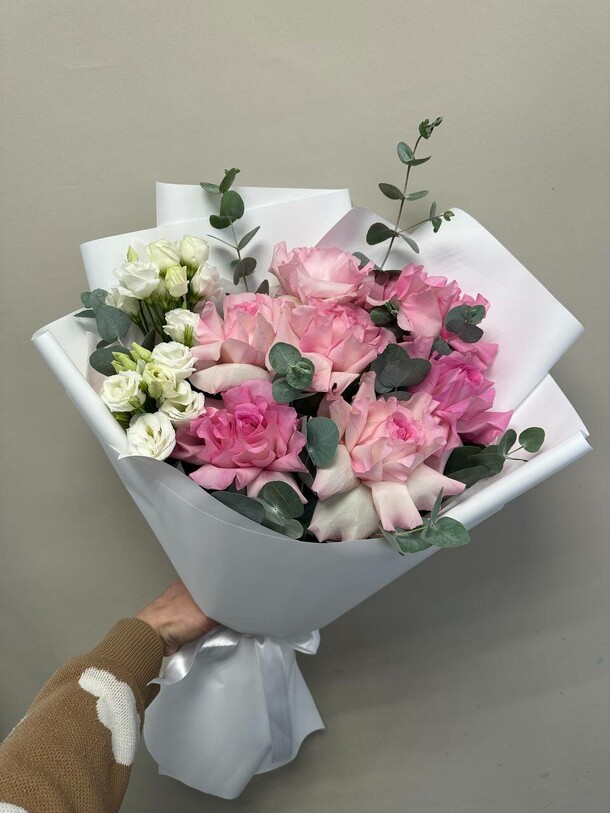 Букет из ажурных розовых роз и эустомы, артикул F1429439 - 5990 рублей, доставка по городу. Flawery - доставка цветов