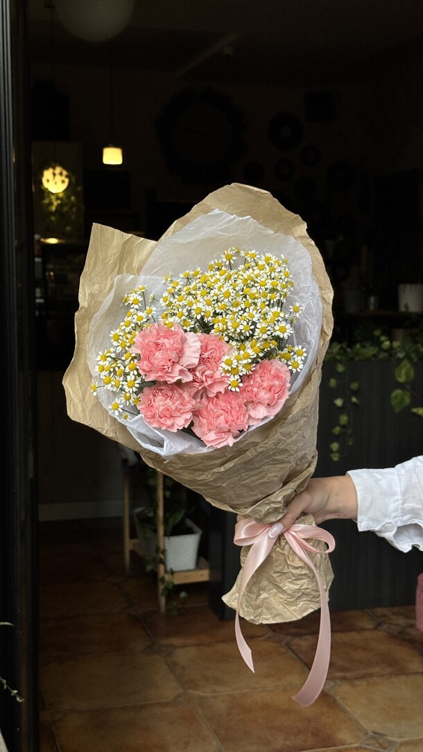 Букет из ромашек и диантуса, артикул F1449152 - 3300 рублей, доставка по городу. Flawery - доставка цветов