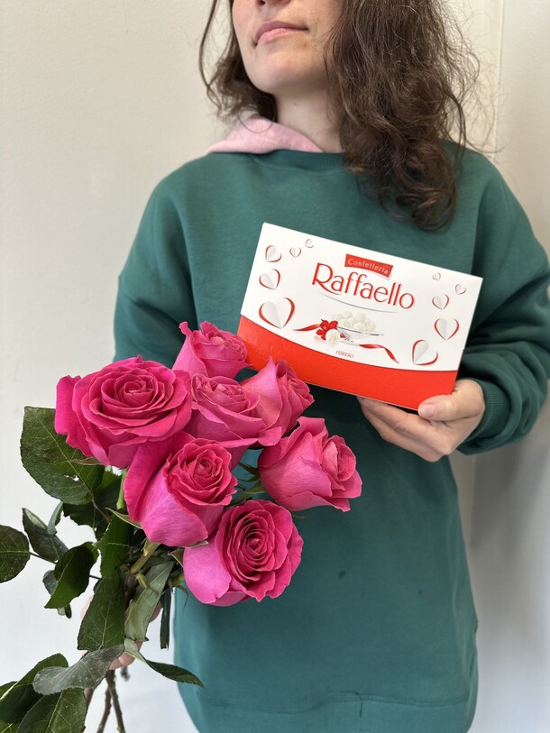 Розы и конфеты раффаэлло, артикул F1418072 - 3836 рублей, доставка по городу. Flawery - доставка цветов