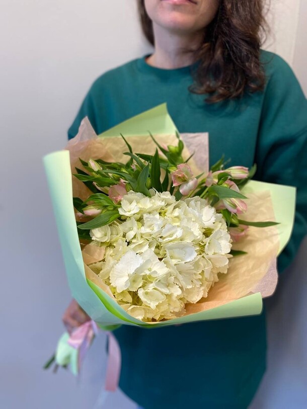 Букет комплимент с белой гортензией, артикул F1419933 - 2870 рублей, доставка по городу. Flawery - доставка цветов