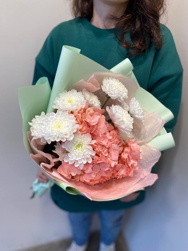 Букет комплимент с розовой гортензией, артикул F1419934 - 3190 рублей, доставка по городу. Flawery - доставка цветов