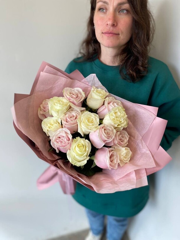 Нежные розы в упаковке, артикул F1420720 - 5880 рублей, доставка по городу. Flawery - доставка цветов