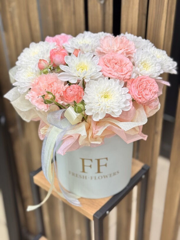 Цветы в коробке «цветочный краш» 🌺, артикул F1434407 - 3500 рублей, доставка по городу. Flawery - доставка цветов