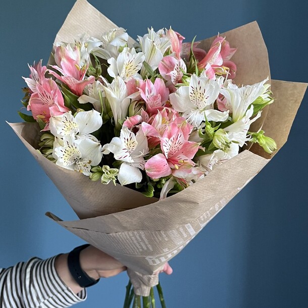 Микс альстромерий 9 шт в крафте, артикул F1396602 - 5320 рублей, доставка по городу. Flawery - доставка цветов