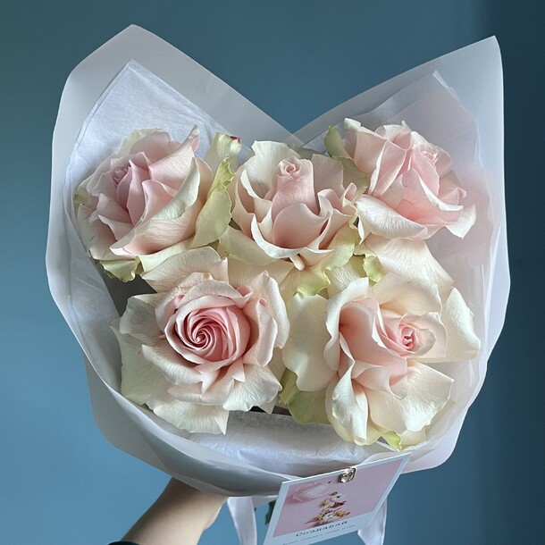 Нежные розы 5 шт, артикул F1396769 - 4350 рублей, доставка по городу. Flawery - доставка цветов