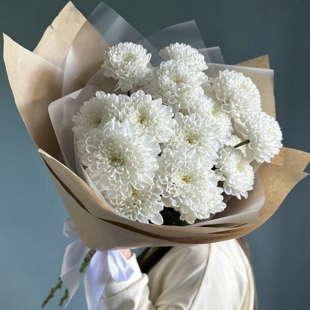 Белые хризантемы 3 шт, артикул F1396949 - 3150 рублей, доставка по городу. Flawery - доставка цветов