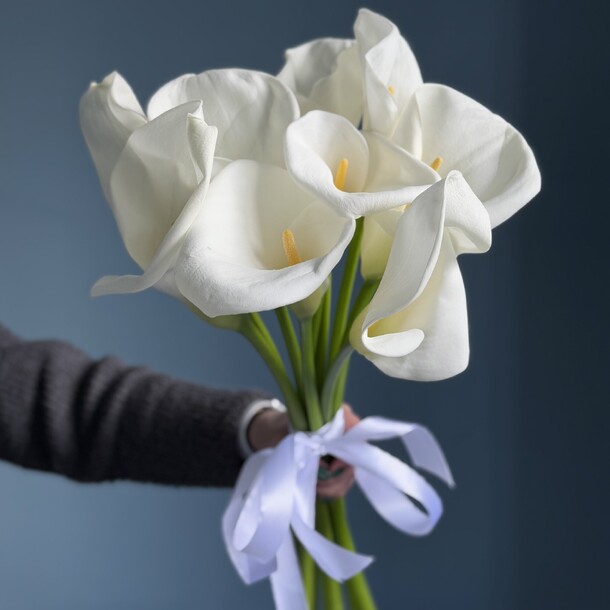 Белые каллы 9 шт под ленту, артикул F1400016 - 12150 рублей, доставка по городу. Flawery - доставка цветов