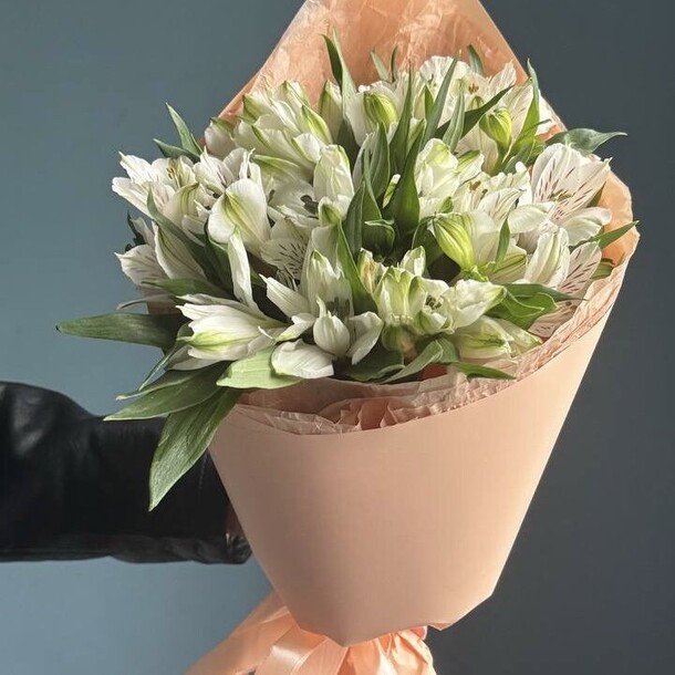 Белая альстромерия в персиковой упаковке, артикул F1400036 - 4550 рублей, доставка по городу. Flawery - доставка цветов