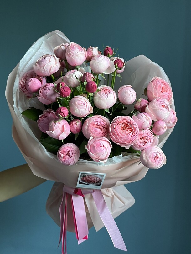 Букет кустовых роз премиум 7 шт, артикул F1454117 - 9280 рублей, доставка по городу. Flawery - доставка цветов