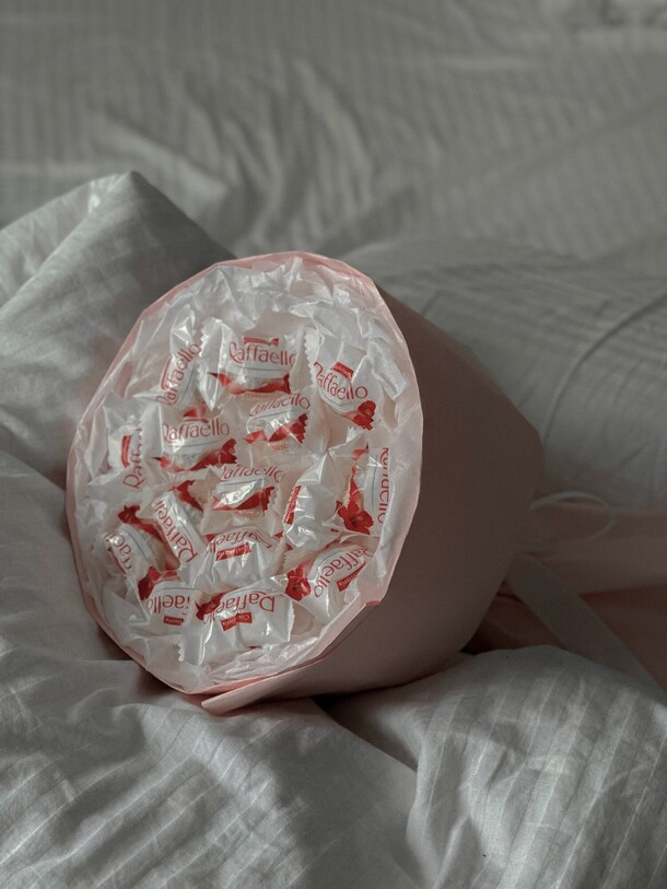 Букет "воздушный рафаэлло", артикул F1412740 - 2600 рублей, доставка по городу. Flawery - доставка цветов